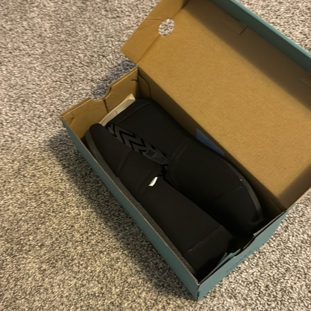 Tom’s Alparhata Women’s US size 9 NEW